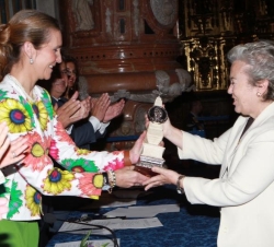 Doña Elena entrega el premio de Acción Humanitaria Doña María de las Mercedes a Manos Unidas, a la presidenta Nacional de Manos Unidas, Soledad Suárez
